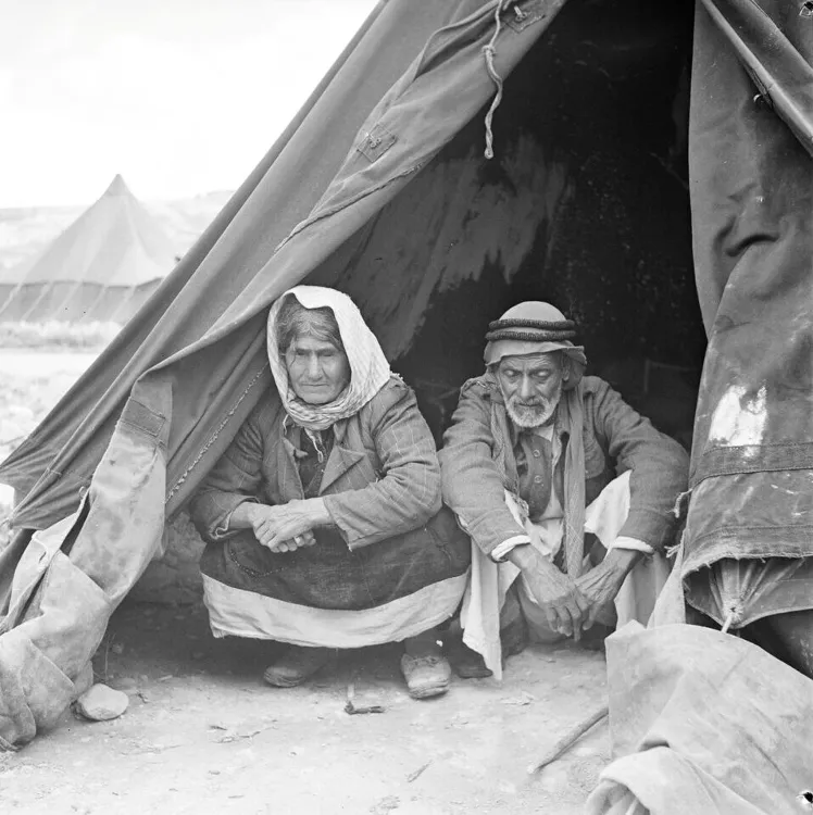 Lübnan'daki Ain el-Hilwe Mülteci Kampı — 1948'de kurulan kampta çadırlarında oturan Filistinli mülteciler